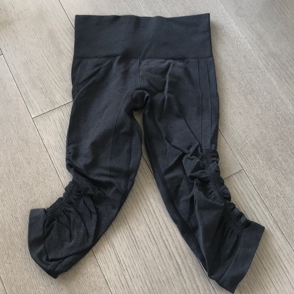 Lululemon Flow Crop Black Size 2 - Picture 2 of 7